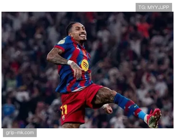 拉菲尼亚帽子戏法闪耀赛场，助力球队竞争力稳步攀升