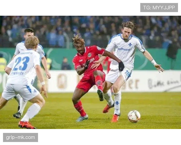 本赛季足球新星崛起，年轻球员表现值得关注