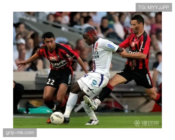 本泽马与伊布技术风格及进攻角色对比分析