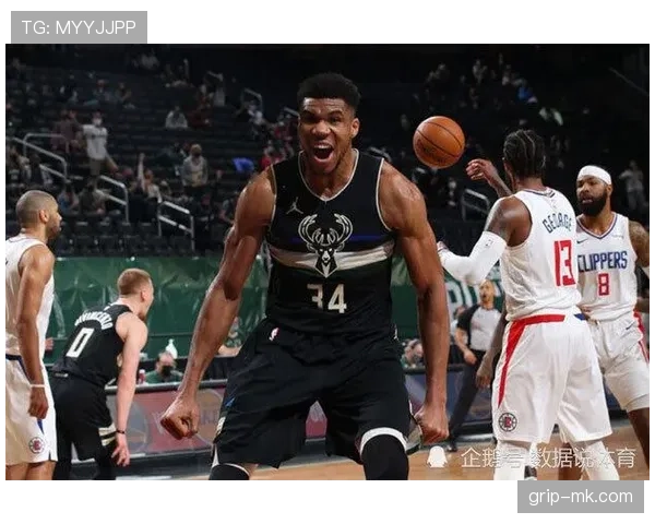 波蒂斯为字母哥挡拆拉开空间，替补三分提升终结效率