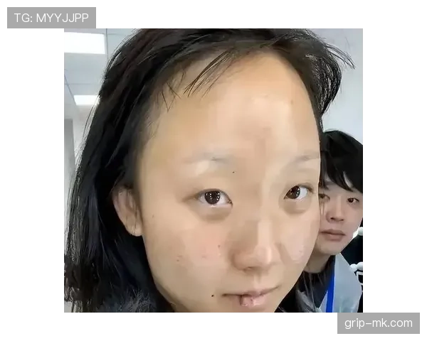 刘洋家里秒变画廊？跟球场上瘦削形象完全两回事啊！