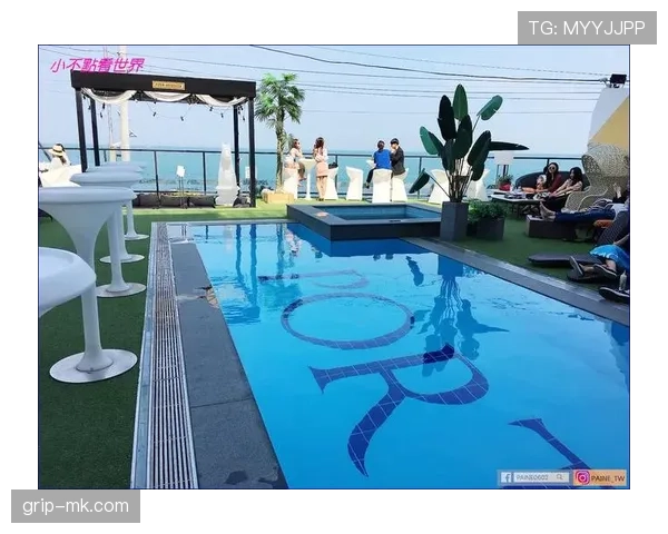 瑞安·洛赫特又在泳池边摆pose了，这自律和浮夸怎么在他身上共存的？